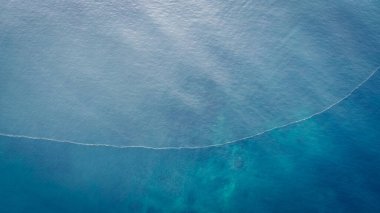 Gün doğumunda güzel deniz dalgası yüzeyinin havadan drone görünümü