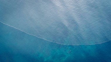 Gün doğumunda güzel deniz dalgası yüzeyinin havadan drone görünümü