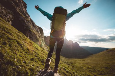 Başarılı kadın sırt çantalı dağda yürüyüş yapıyor.