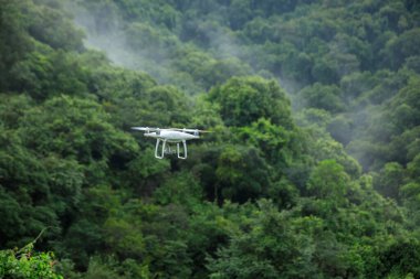 Yaz dağlarında uçan kameralı beyaz dron