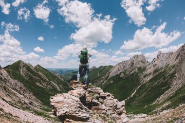 Yüksek rakımlı dağın tepesinde kamerası olan fotoğrafçı