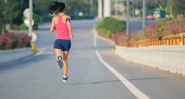 道路で実行されている若いフィットネス女性ランナー — ストック写真