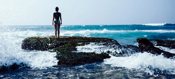 Vrouw Aan Kust Klif Rand Geconfronteerd Met Komende Sterke Zee — Stockfoto