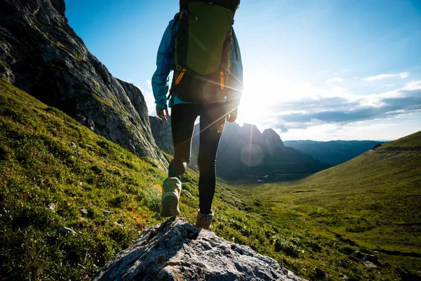 Exitosa Mujer Mochilera Senderismo Cima Montaña Alpina Puesta Del Sol —  Fotos de Stock