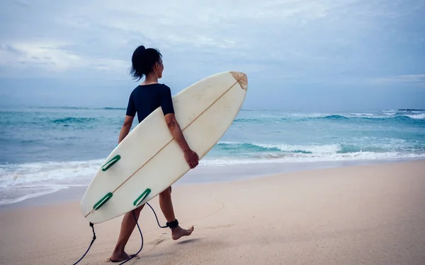 Mujer Surfista Corriendo Con Tabla Surf Playa — Foto de Stock