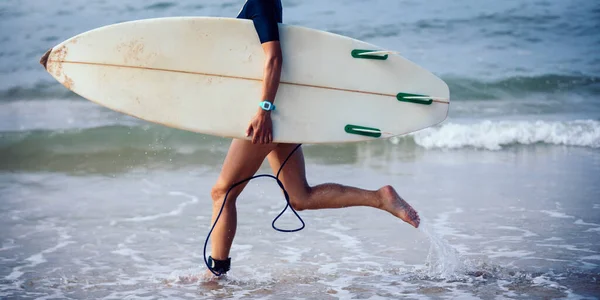 Surfista Mulher Correndo Com Prancha Praia — Fotografia de Stock