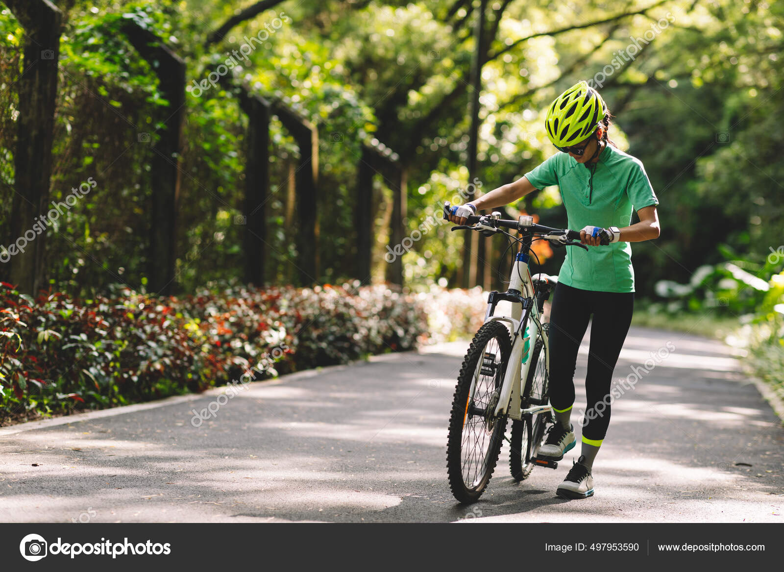 Mujer Montar Carril Bici Parque Día Soleado — Foto de stock