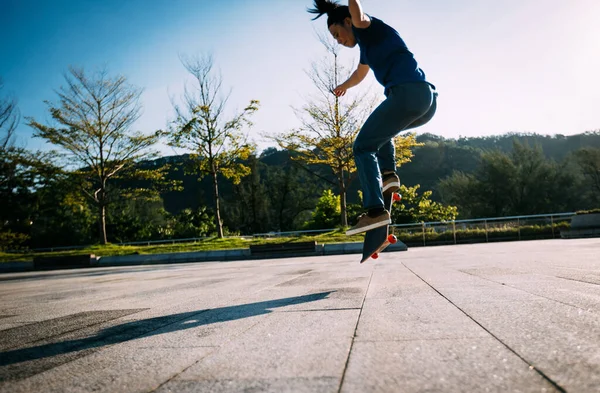 Azjatka Deskorolkarka Skateboarding Nowoczesnym Mieście — Zdjęcie stockowe