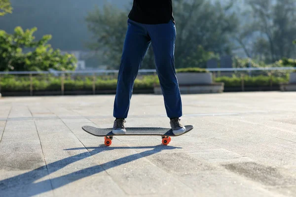 Skateboarder Skateboarding Εξωτερικούς Χώρους Στην Πόλη — Φωτογραφία Αρχείου