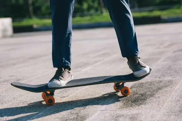 Skateboarder Skateboarding Venku Městě — Stock fotografie