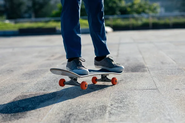 Skateboarder Skateboarding Venku Městě — Stock fotografie