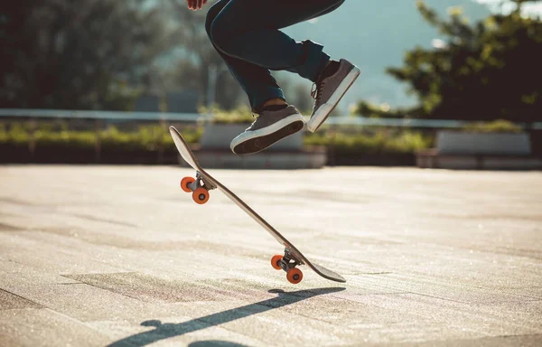 Skateboarder Skateboarding Venku Městě — Stock fotografie