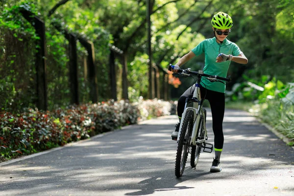 Femme Cycliste Regardant Smartwatch Tout Faisant Vélo Extérieur Jour Ensoleillé — Photo