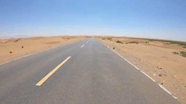 Hermosa Vista Del Camino Del Desierto Con Cielo Azul — Vídeo de stock