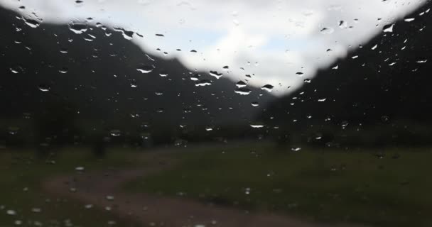 Gotas Lluvia Vidrio Ventana Del Coche Tiempo Lluvioso — Vídeos de Stock