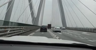 Köprüdeki otoyol manzarası, köprüdeki arabalar.