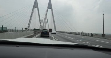 Köprüdeki otoyol manzarası, köprüdeki arabalar.
