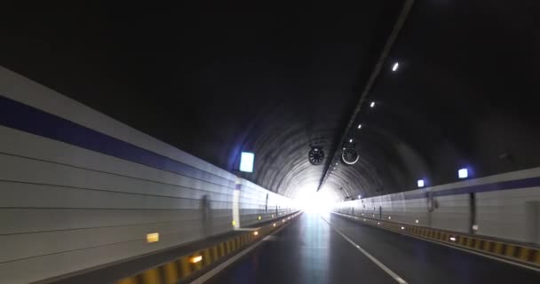 Coche Conduciendo Túnel Subterráneo Con Luces — Vídeo de stock