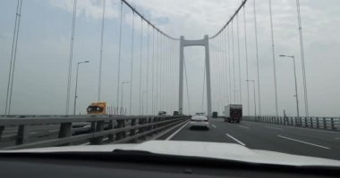 Köprüdeki otoyol manzarası, köprüdeki arabalar.