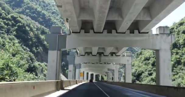 Výhled Silnici Městě Pod Mostem — Stock video