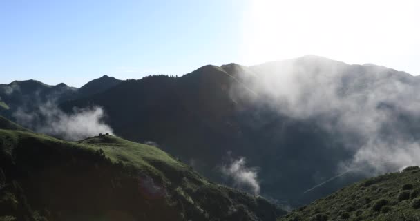 Красиві Гори Туманному Літньому Ранку — стокове відео