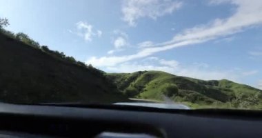 Güzel dağ yolunda araba sürmek