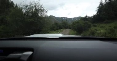 Güzel dağ yolunda araba sürmek