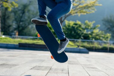 Kaykaycı şehir dışında kaykay yapıyor.