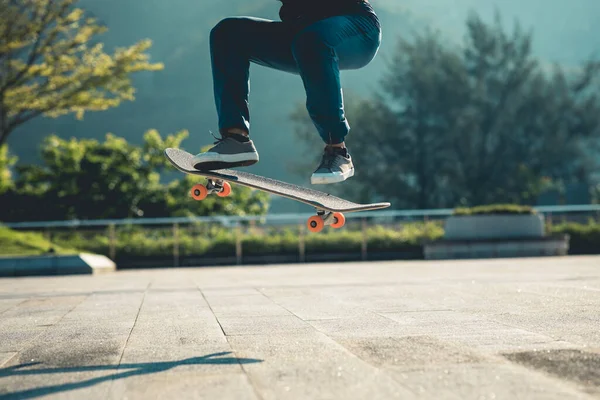 市内の屋外スケートボーダースケートボード — ストック写真
