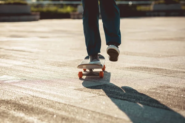 Skateboarder Skateboarding Venku Městě — Stock fotografie