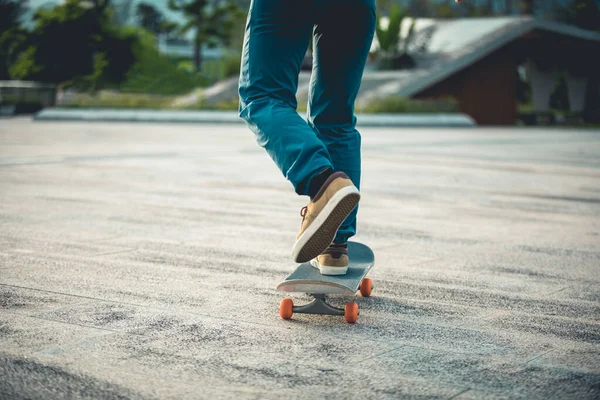 Skateboarder Skateboarden Buiten Stad — Stockfoto