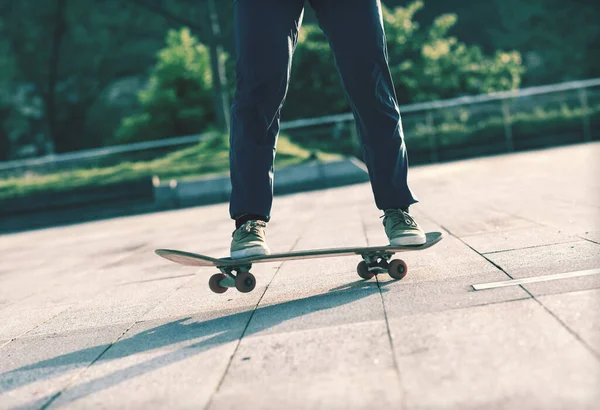 Skateboarder Skateboarden Buiten Stad — Stockfoto