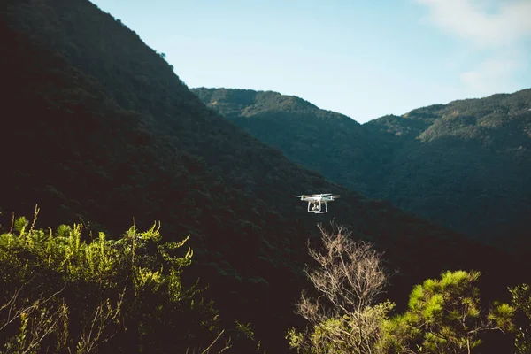 Bílý Dron Kamerou Létající Letních Horách — Stock fotografie