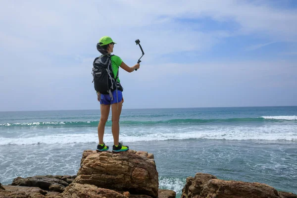 Donna Escursionismo Riva Mare Prendendo Selfie Con Action Camera — Foto Stock