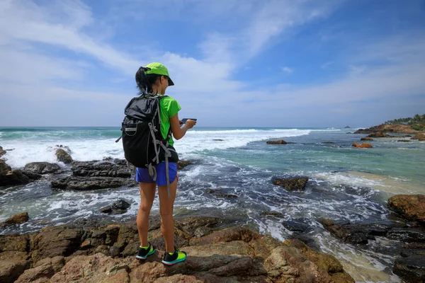 Ung Kvinna Vandrare Med Hjälp Smartphone Foto Vid Havet — Stockfoto