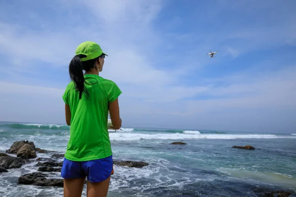 Kvinnlig Fotograf Tar Selfie Med Drönare Vid Havet — Stockfoto