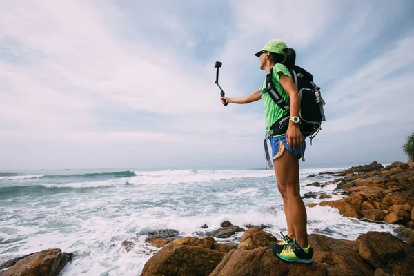 Kvinna Vandring Havet Med Selfie Med Actionkamera — Stockfoto