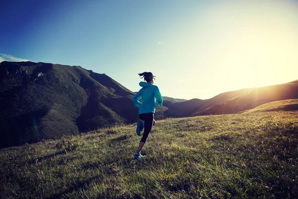 Genç Bayan Koşucu Dağın Tepesinde Koşuyor — Stok fotoğraf