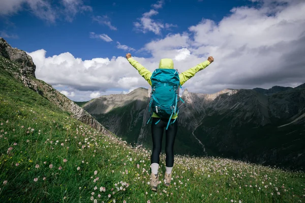 Sukces Kobiety Backpacker Wędrówki Alpejskich Szczytach Górskich — Zdjęcie stockowe