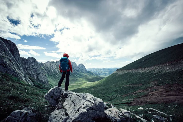 Successful Woman Hiking Sunset Alpine Mountain Peak — Stock Photo, Image