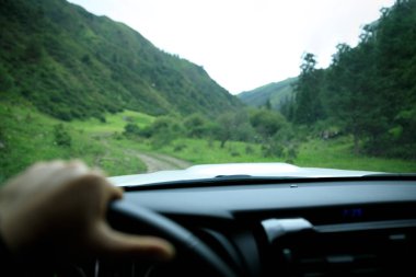 Doğada off-road araba sürmek