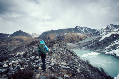 Kışın kadın yürüyüşçü yüksek irtifa dağlarında