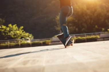 Kaykaycı şehir dışında kaykay yapıyor.