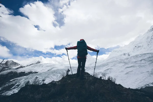 성공적 여행자 산에서 하이킹 — 스톡 사진