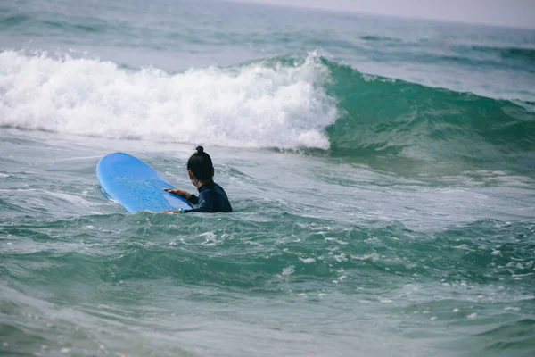 Sörfçü Kadın Beyaz Suda Sörf Yapıyor — Stok fotoğraf