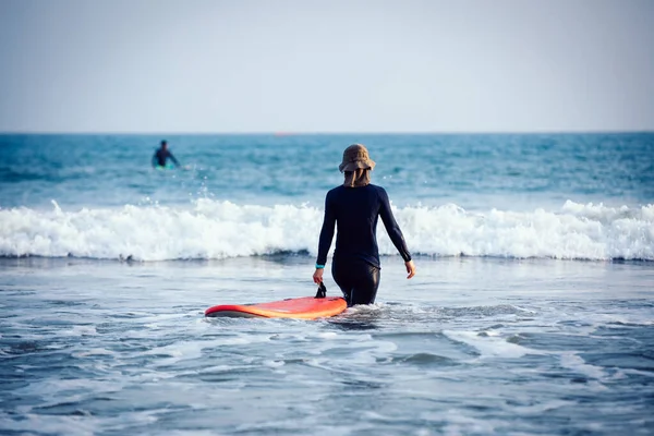 Mujer Surfista Practica Surf Agua Blanca — Foto de Stock