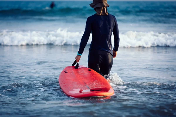 Surfista Mulher Praticar Surf Água Branca — Fotografia de Stock