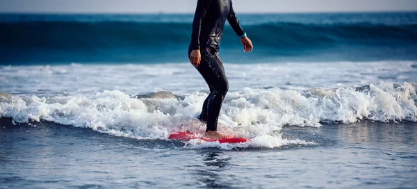 Surfista Mulher Praticar Surf Água Branca — Fotografia de Stock