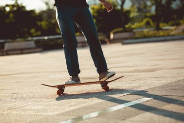 Kaykaycı şehir dışında kaykay yapıyor.