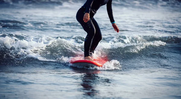 Surfeur Femme Pratique Surf Dans Eau Vive — Photo